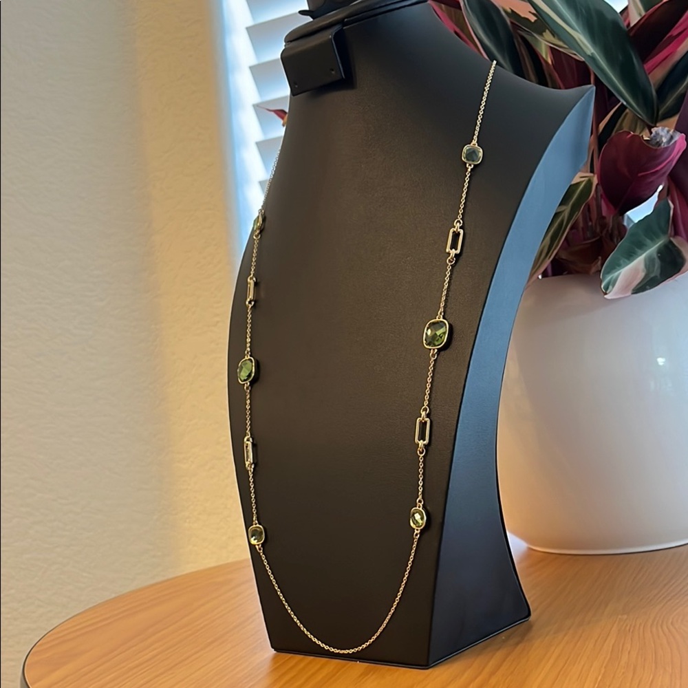 🚨SOLD
ELSEWHERE🚨Ann Taylor Green and Gold Necklace with Elegant Design - Picture 3 of 7